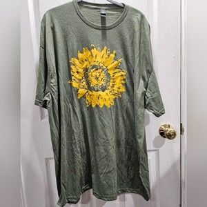 NWOT Women's Heathered Olive Green Yellow Sunflower Graphic T-Shirt Size 3XL